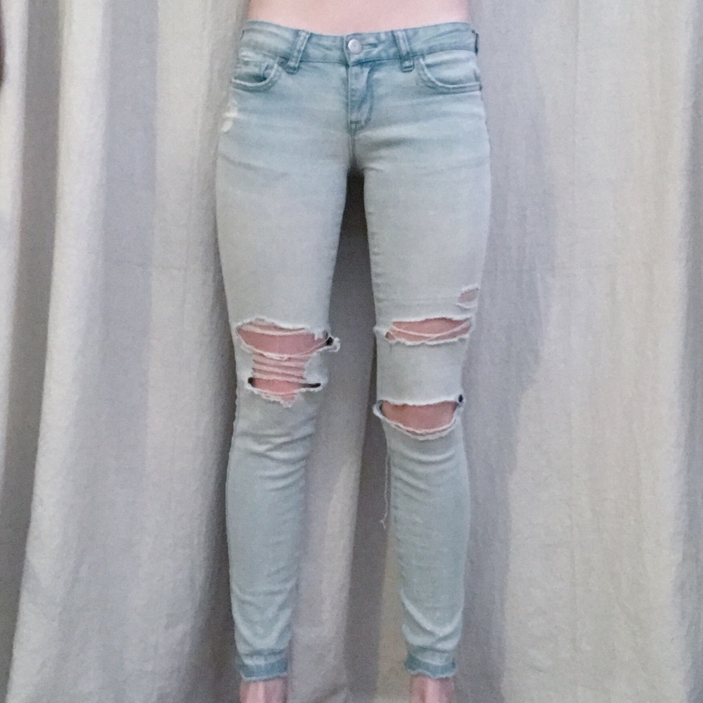 Light-wash Ripped Jeans - Picture 2 of 5